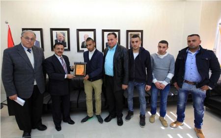 مجلس طلبة الامريكية يكرم رئيس مجلس إدارة الجامعة الدكتور يوسف عصفور